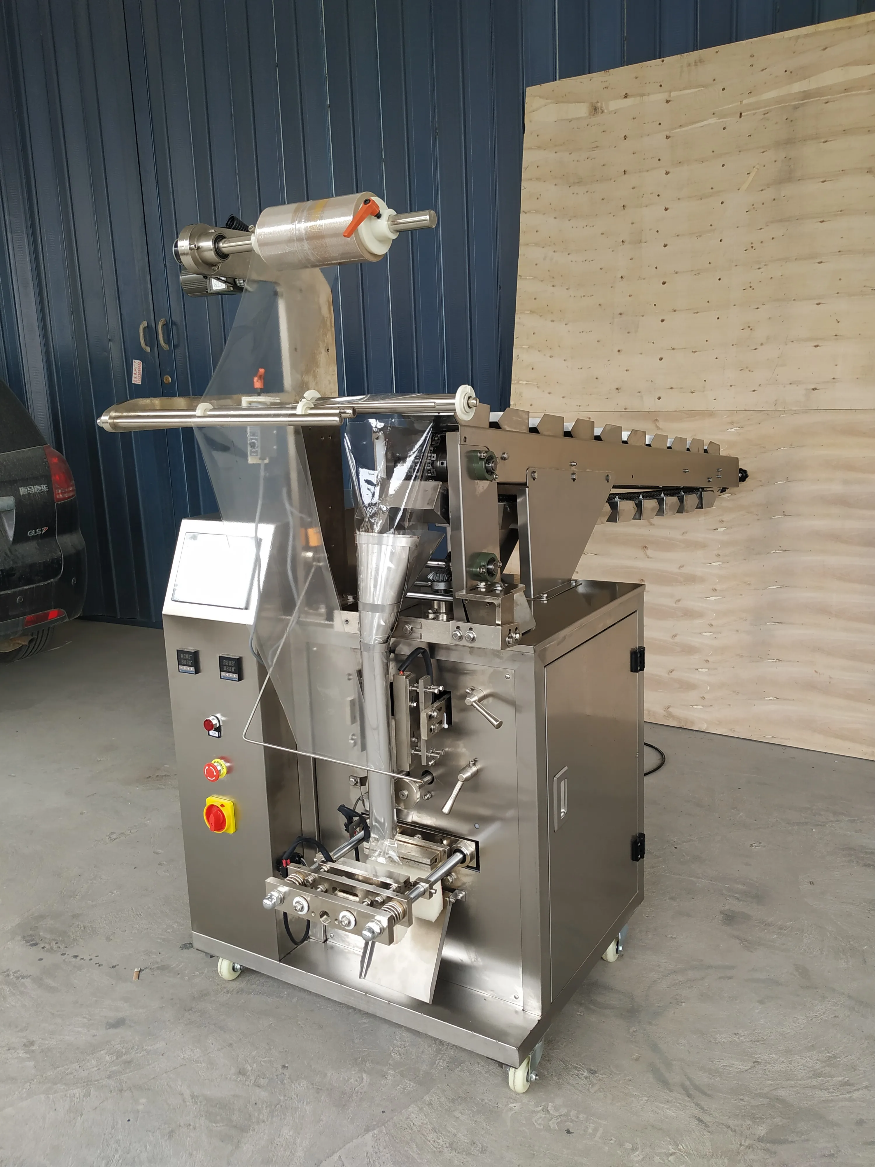 Автоматическая вертикальная машина для упаковки гранул орехи чипсы рисовые