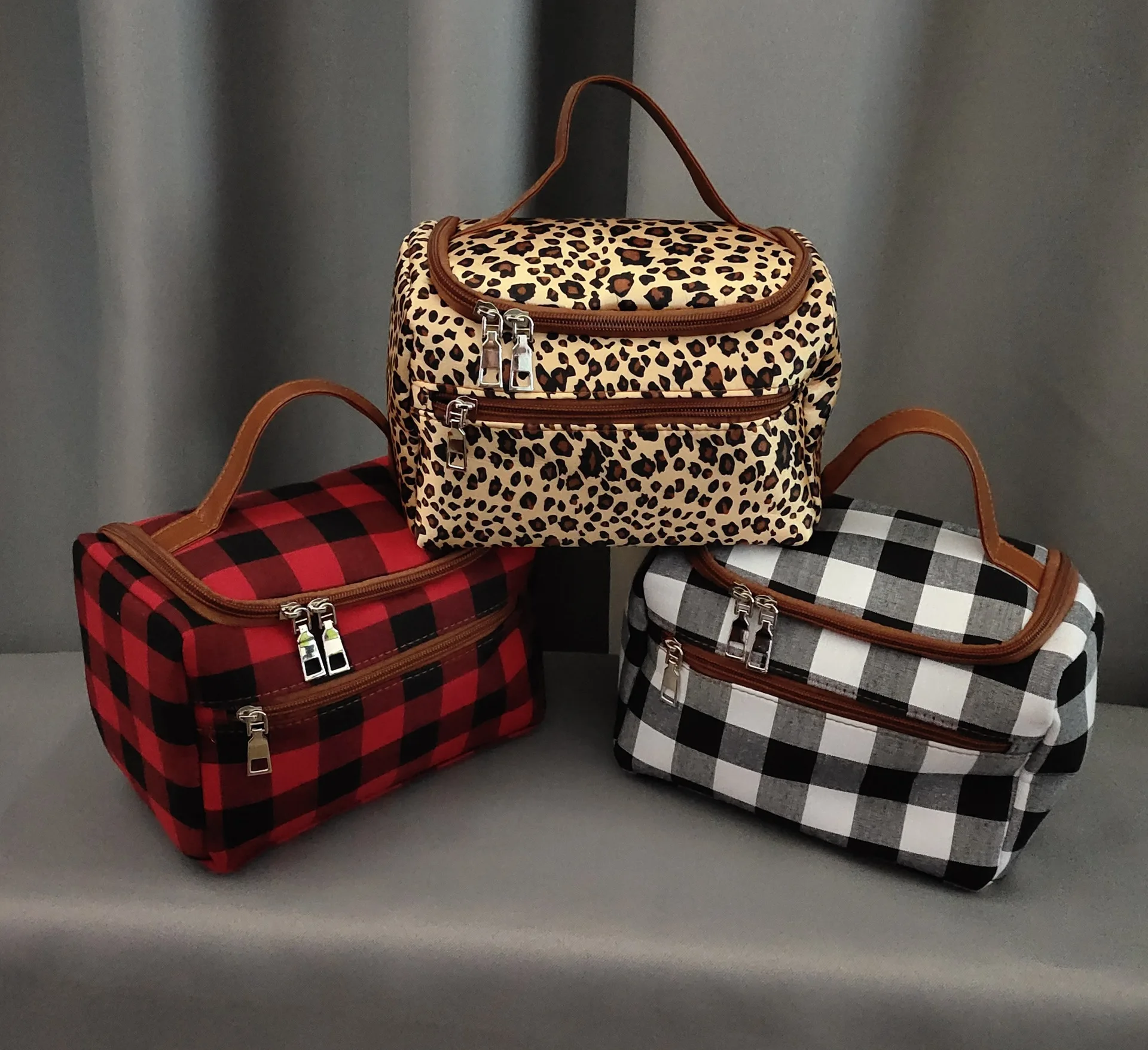 Большая вместительная косметичка с двойной молнией женская для купания дорожный