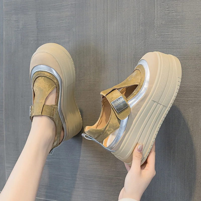 Женские босоножки на танкетке из натуральной кожи