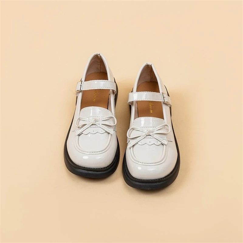 Женские туфли из ПУ кожи с круглым носком на застежке