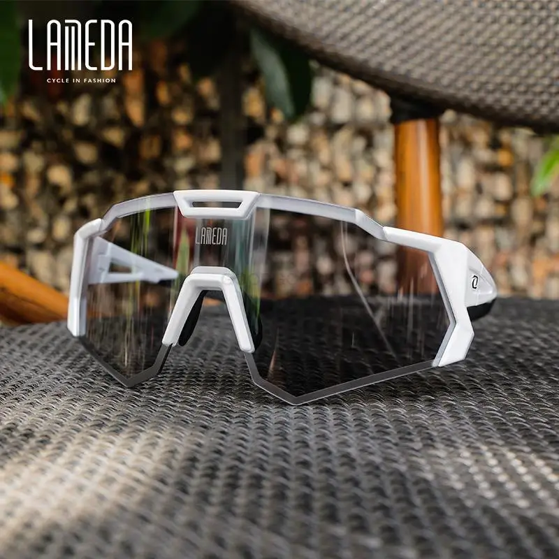 

Cycling Eyewear Built-in Myopia Frame Color Changes With Light Sports Glasses Resist Foreign Objects Anti-UV