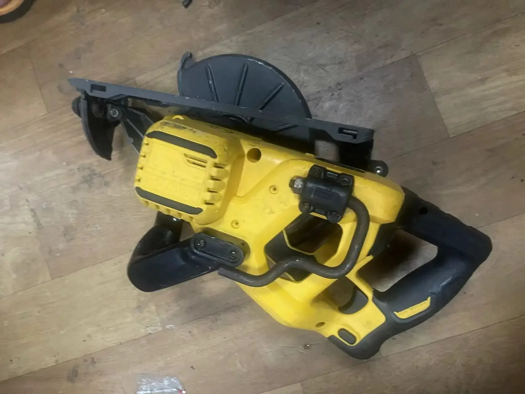 Б/у дисковая пила DEWALT DCS577B FLEXVOLT 60 в макс. 7-1/4 дюйма