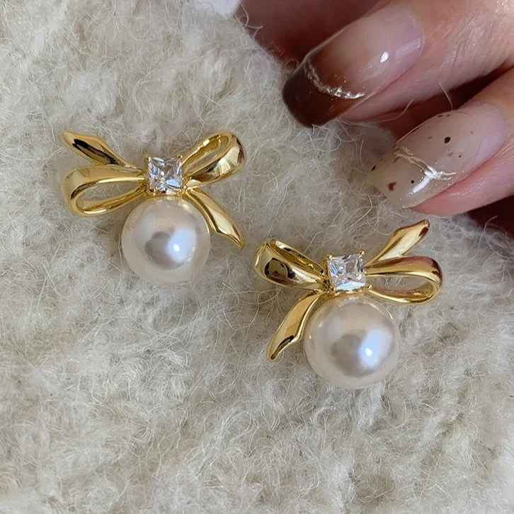 Серьги-гвоздики женские из серебра 925 пробы с жемчугом и цирконом