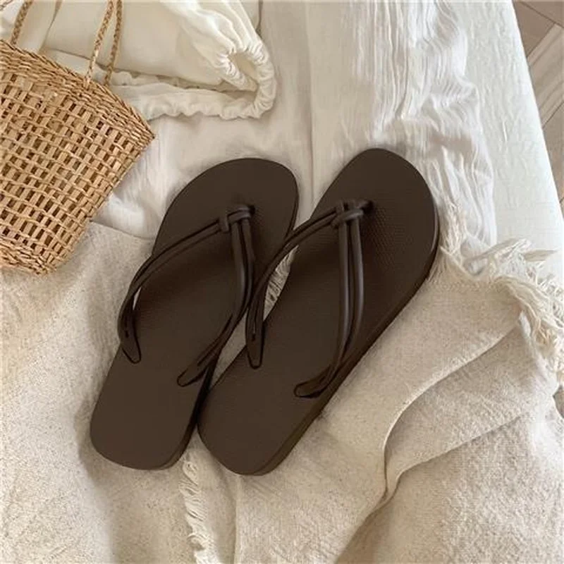 Korean style ins fashion casual flip-flops female summer wear non-slip bath flip-flops sandals beach shoes