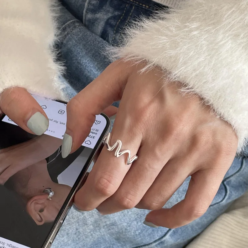 Женское кольцо из серебра 925 пробы с асимметричным рисунком