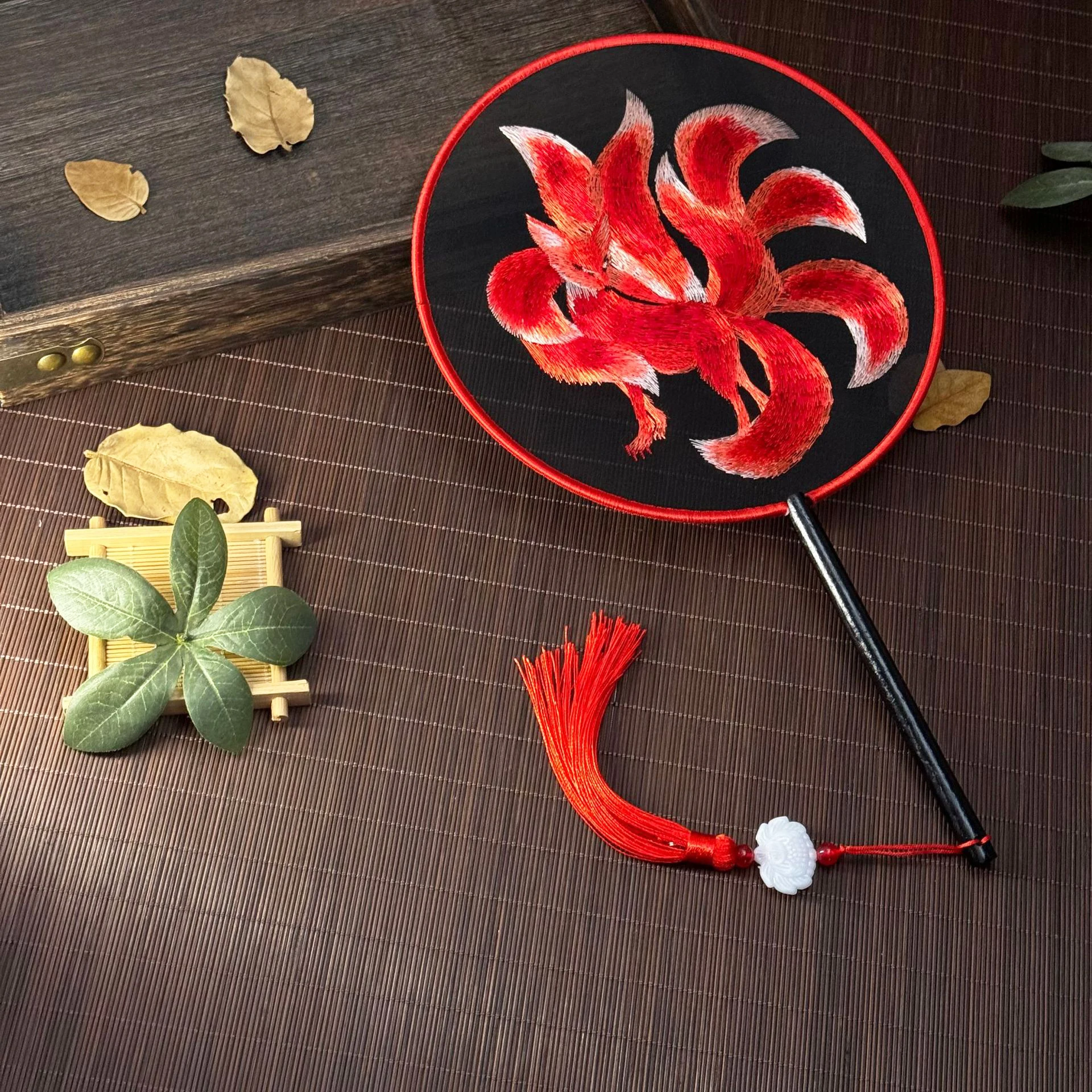 

Двусторонний вышитый веер из дерева