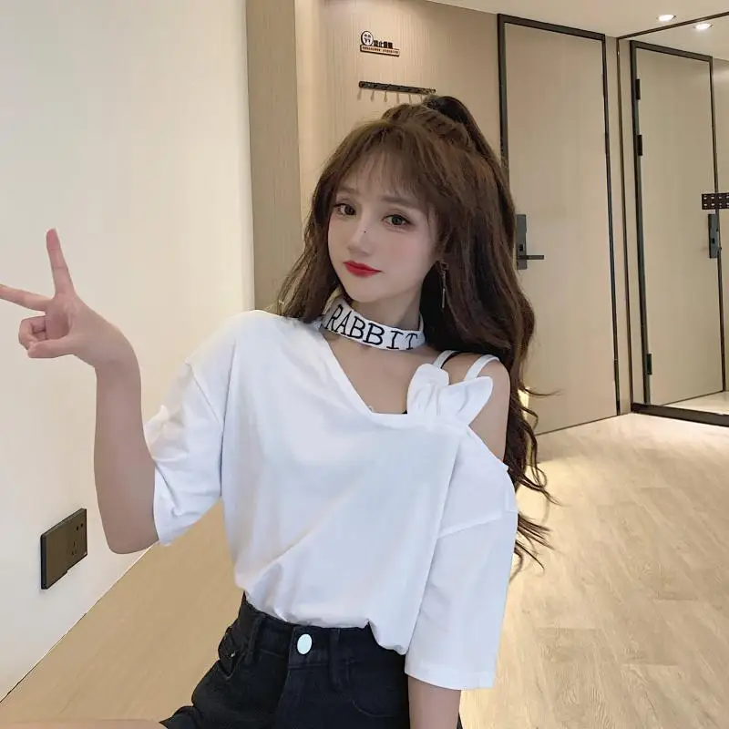 Женская футболка с открытыми плечами и вырезом лодочкой