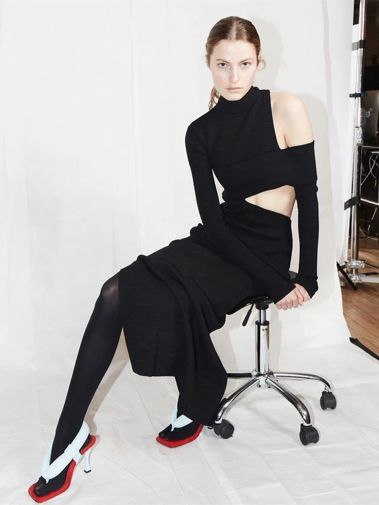 Платье-миди с длинным рукавом высоким воротом и разрезом |