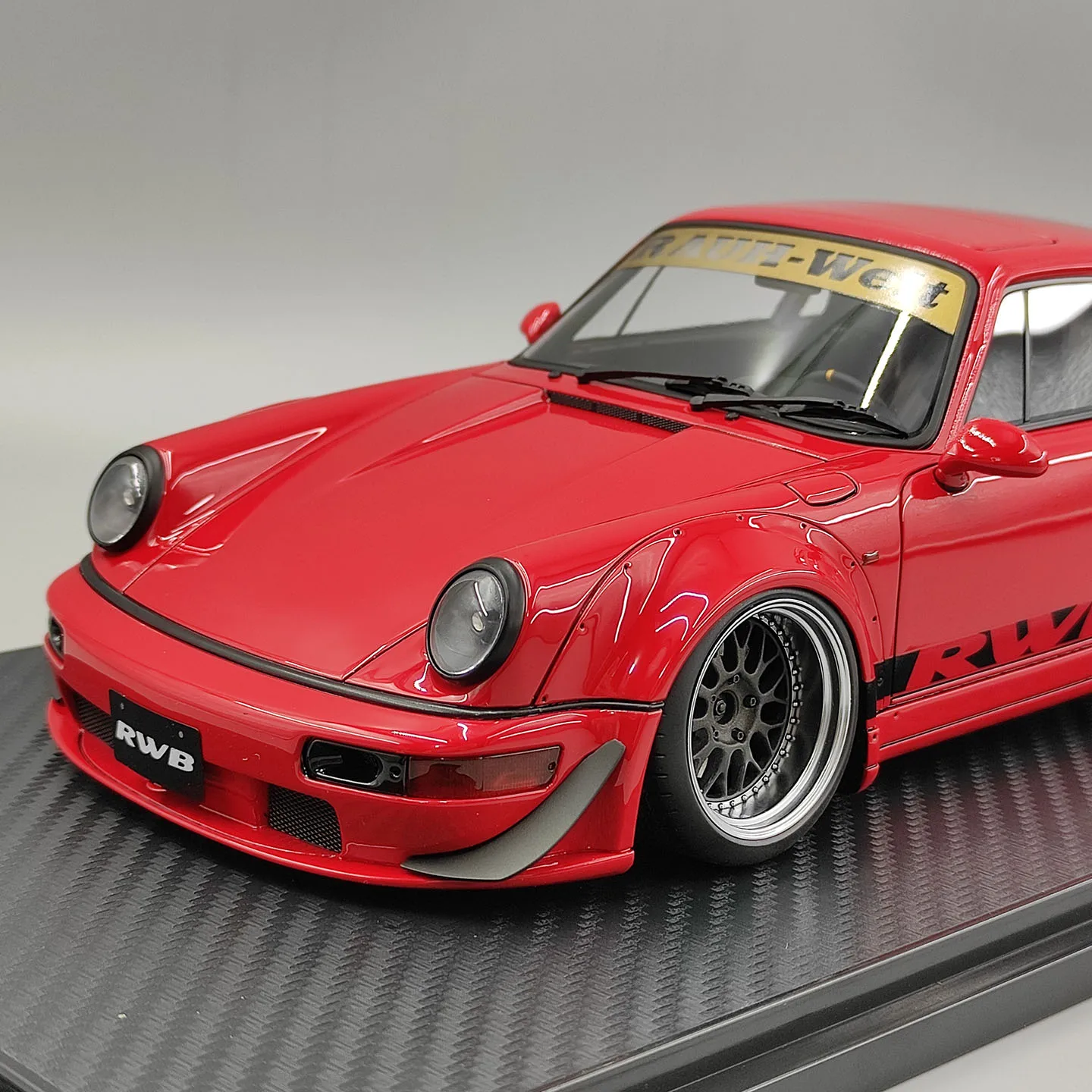 Фото Масштабная модель IR 1:18 из смолы, красный Porsche RWB 964, игрушечный спортивный автомобиль, классика, ностальгия, подарок для взрослых, сувенир, статичная модель для демонстрации. №3