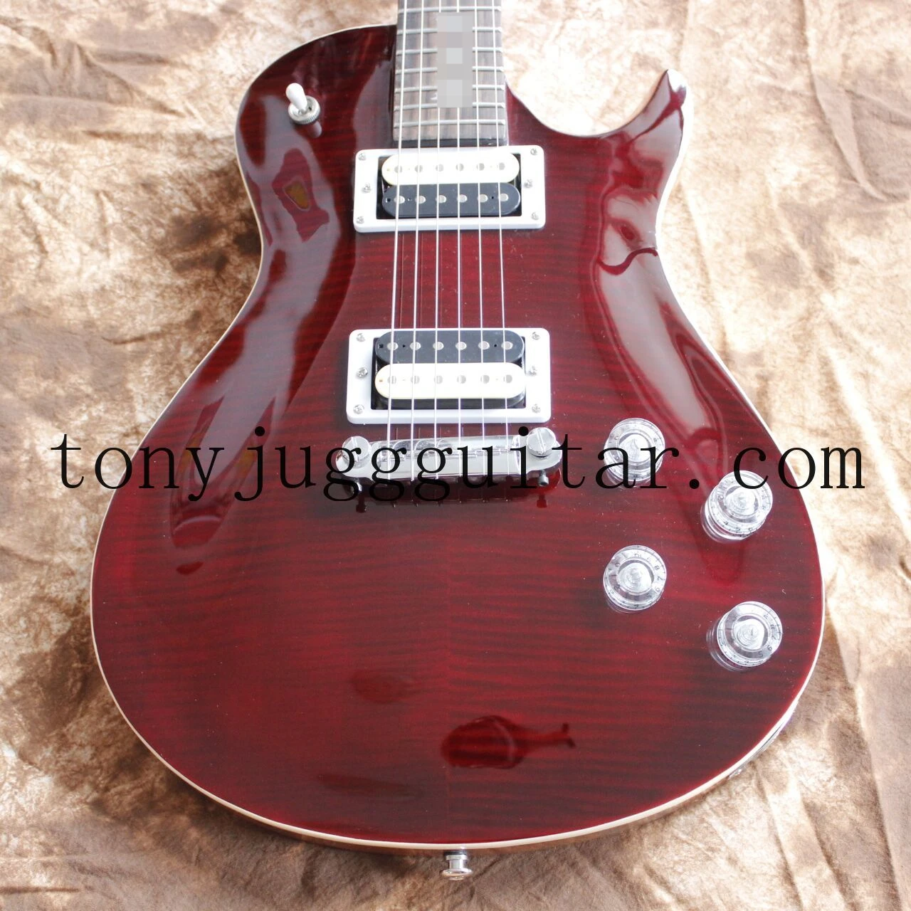 

Темно-красная электрическая гитара с кленовым пламенем, пикапы в виде зебры, накидной хвостовик, хромированная фурнитура