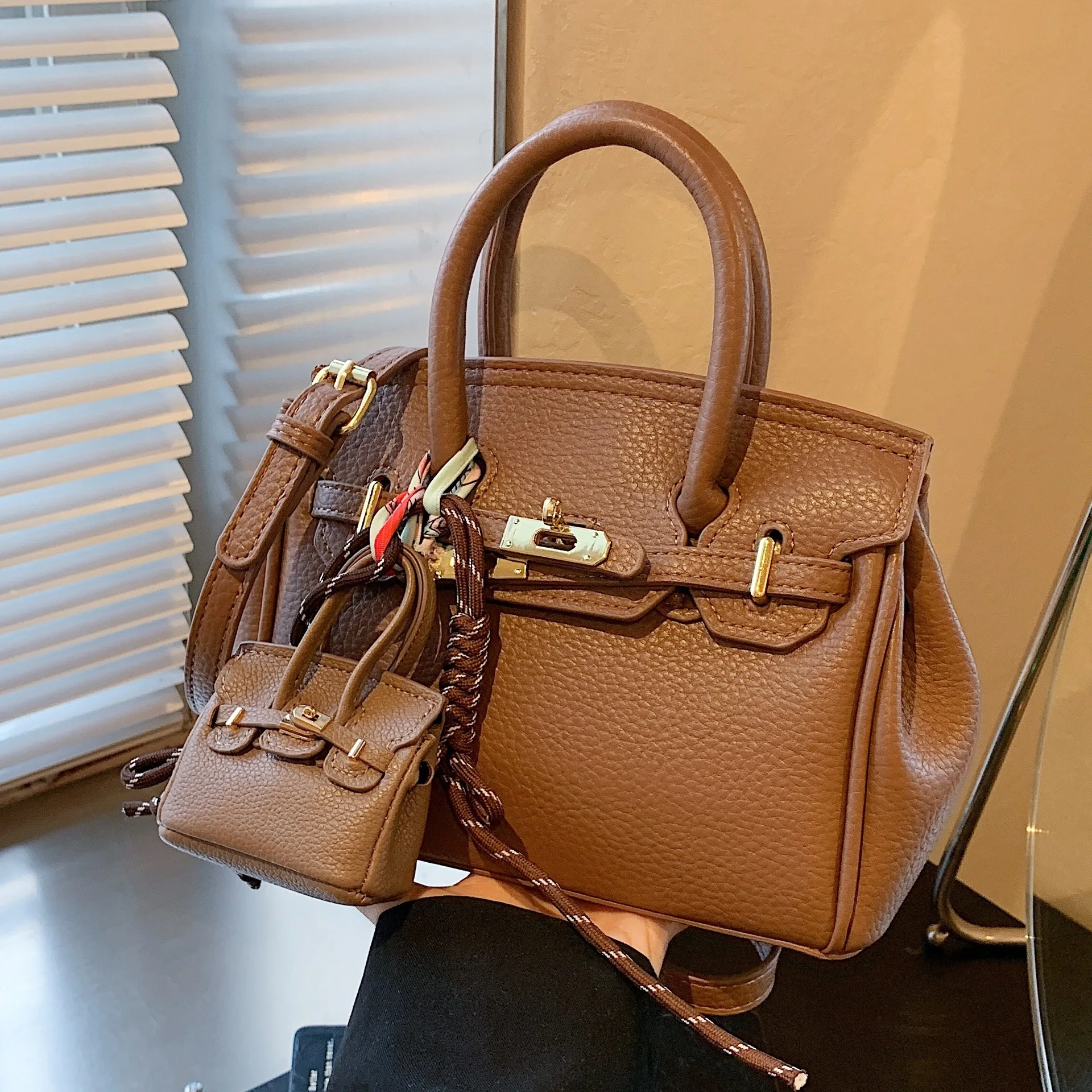 Роскошные и нишевые женские сумки осенью зимой 2024 новые через плечо ручные Kelly.