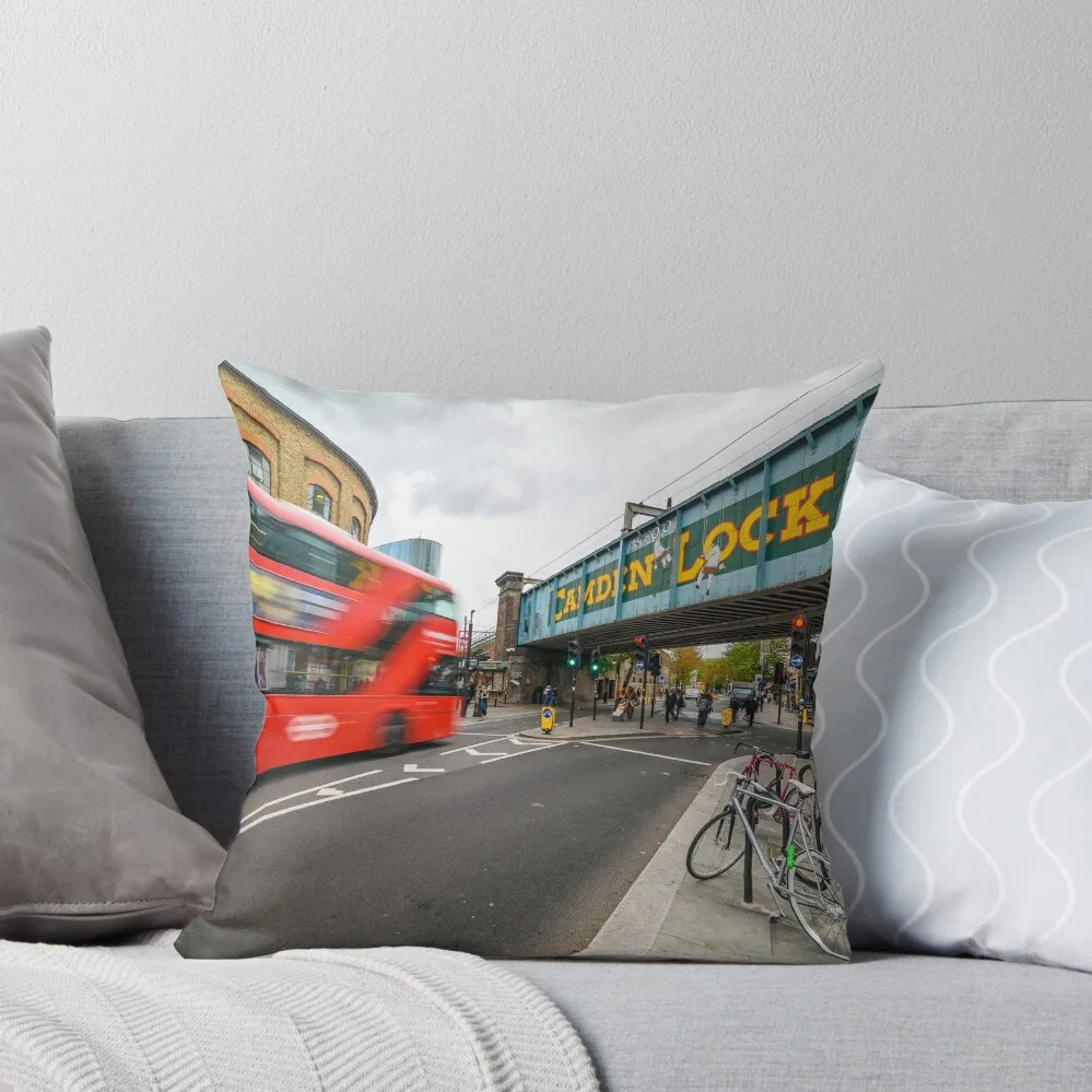 Красная лондонская двухслойная подушка в передней части Camden Lock bridge декоративная
