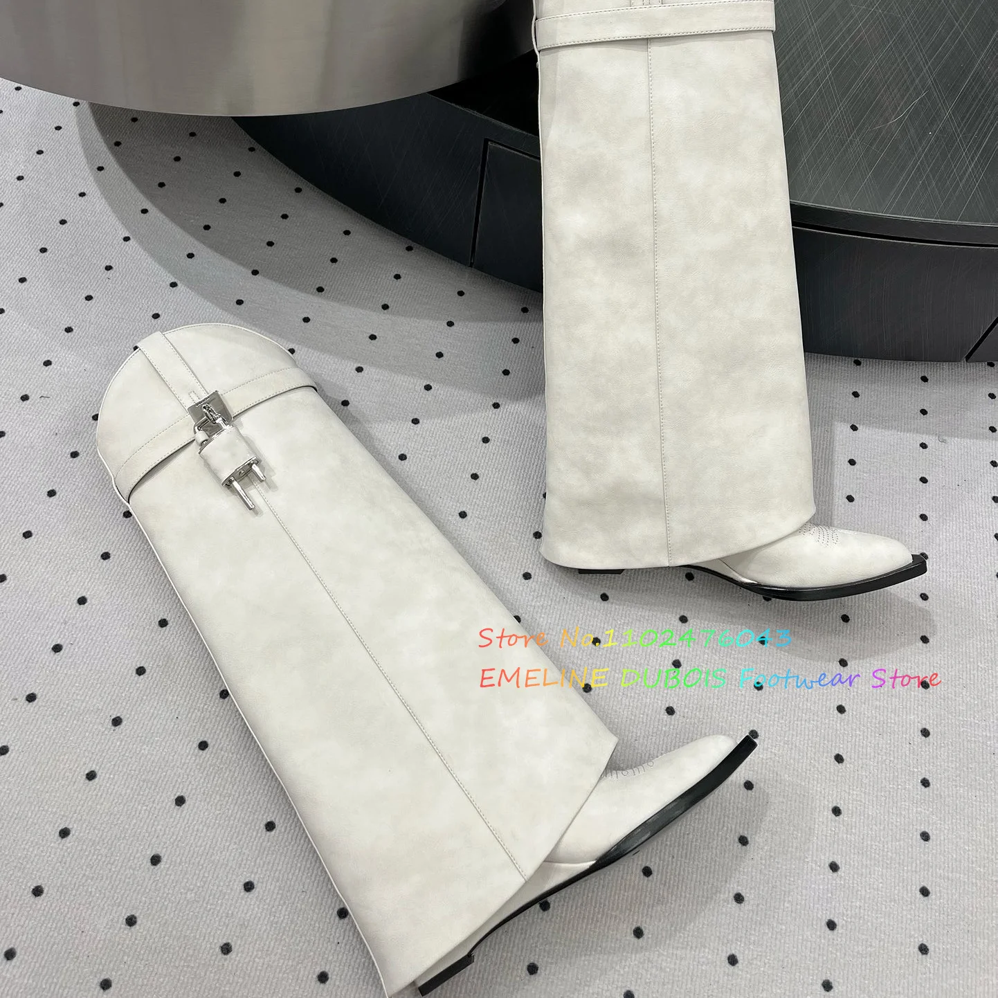 Женские сапоги до колена с заостренным танкетком и пряжкой в виде акулы