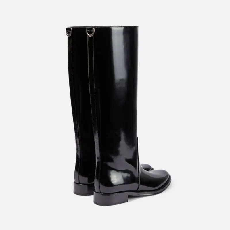 Arden Furtado 2024 осенние сапоги до колена из лакированной кожи с металлической пряжкой