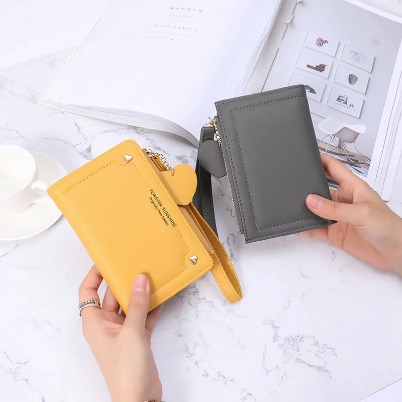 

Новый маленький кошелек 2022, Женский Короткий стильный кошелек на молнии с пряжкой в форме сердца, простой цветной кошелек с несколькими кар...