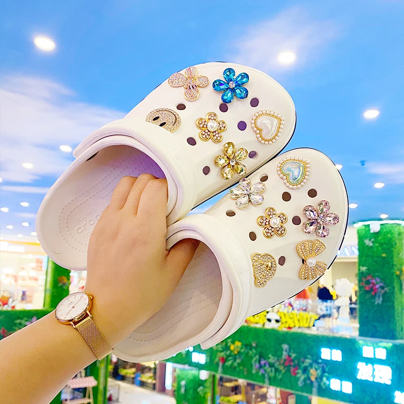 Hot 1pcs Metal jewelry Style Shoe Charms Pearl Crown Shoe Aceessories Decorations Fit women’s croc Clogs Buckle girls Gifts jibz