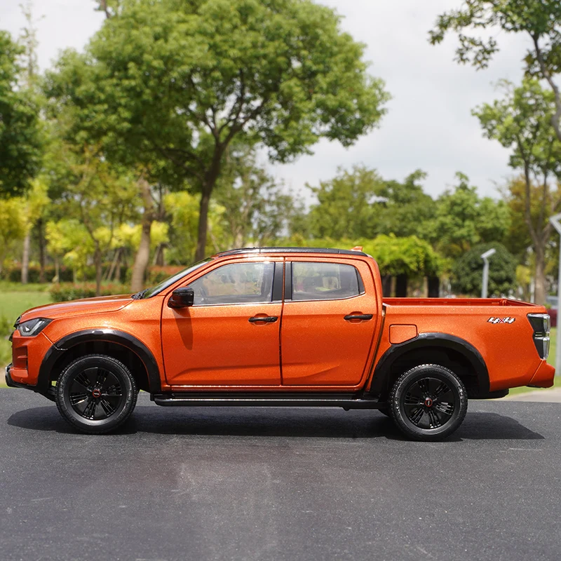 Фото Масштабная модель автомобиля ISUZU D-MAX из сплава, 1/18, 2023 год, пикап ISUZU, игрушечная машинка, MAXUS T90, подарочная оригинальная коробка №2