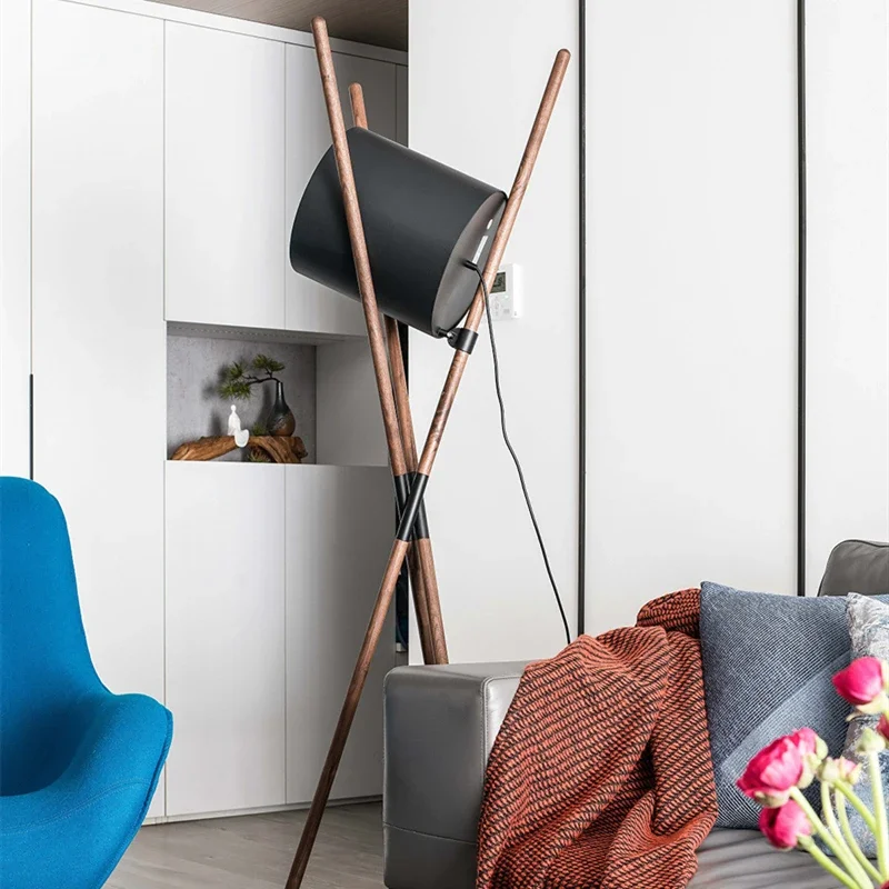 na sofę do salonu w stylu nordyckim. Lampa stołowa z czarnego orzecha. Kreatywny projektant. Lampka nocna sypialni