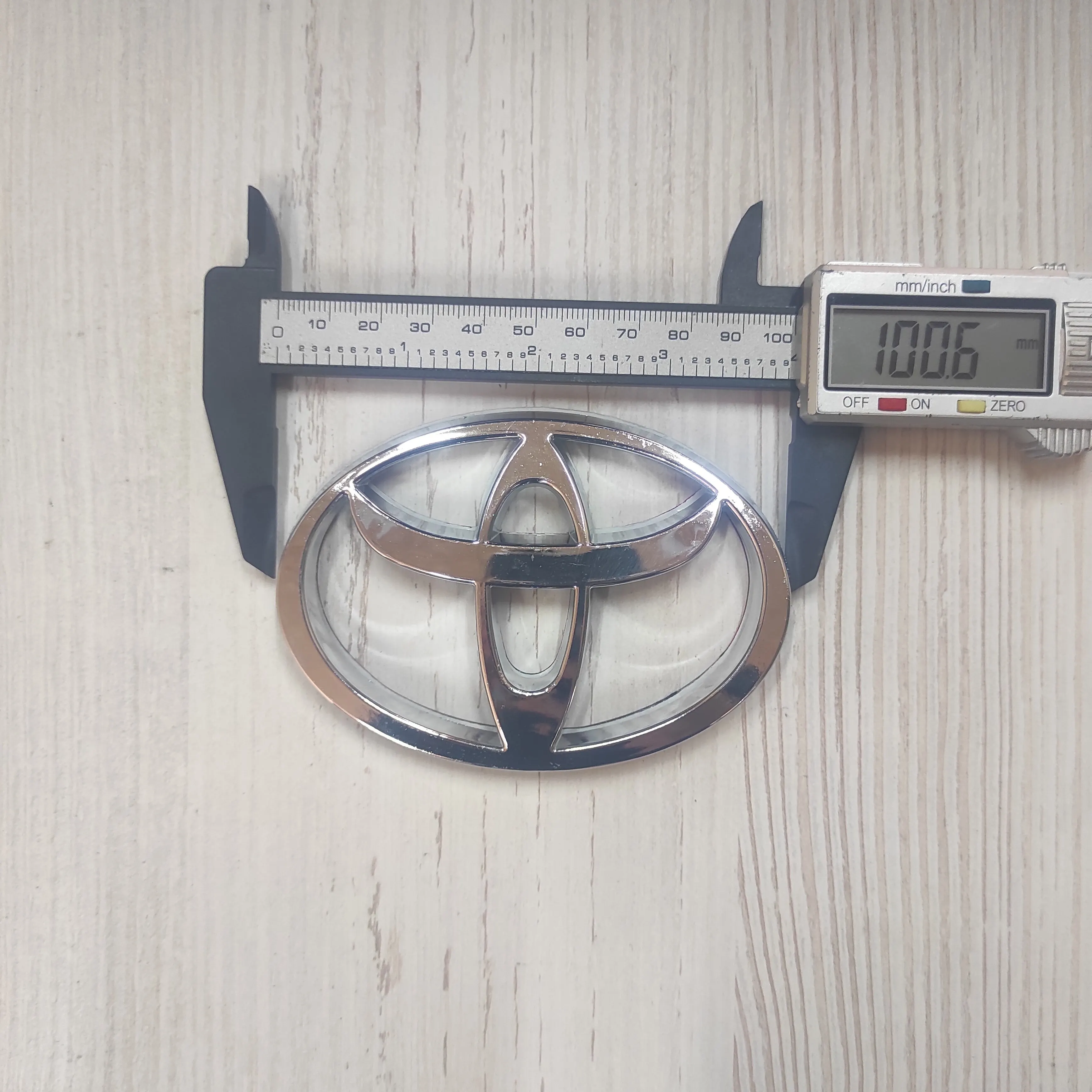 Эмблема Toyota Тойота 10х7 см с ножками (креплениями) логотип знак