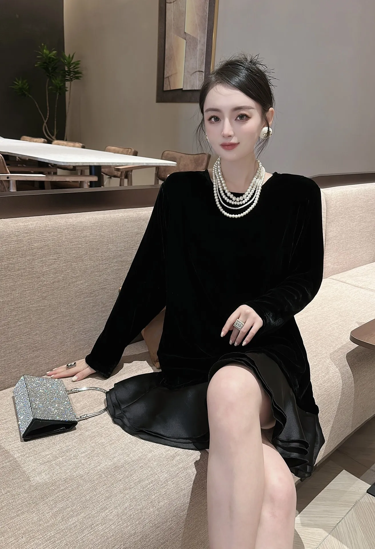 

2023 Spring/Summer Fashion New Women's Clothing Silk Velvet Wide Long Sleeve Stitching Silk Ruffle Straight 0822
