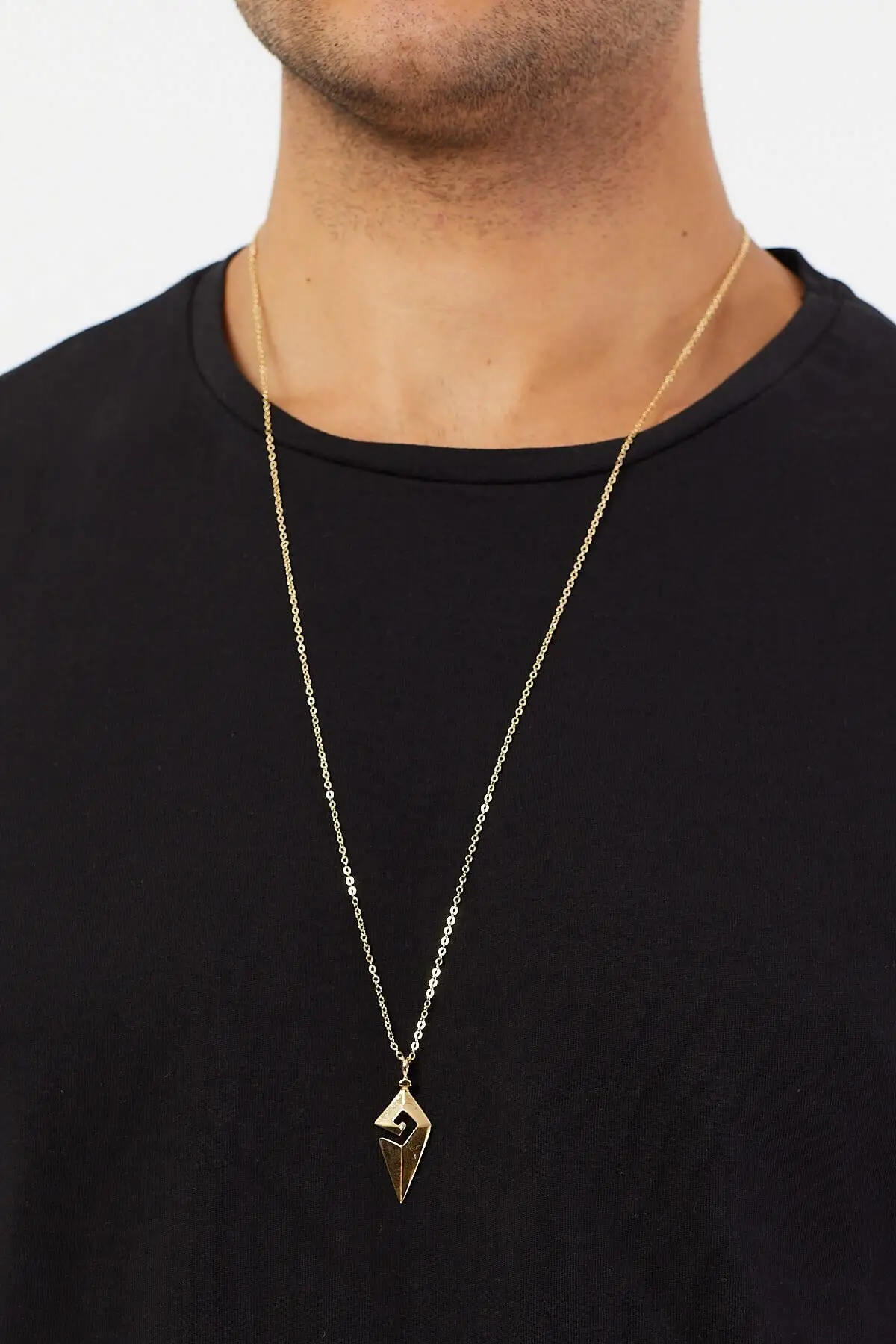 

Мужское золотое ожерелье со стальными украшениями и фотоэлементами