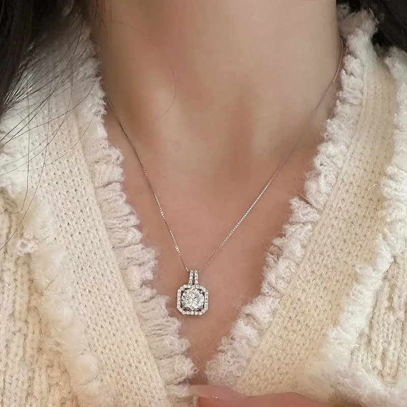 

Женское ожерелье из серебра 2022 пробы с квадратными бриллиантами