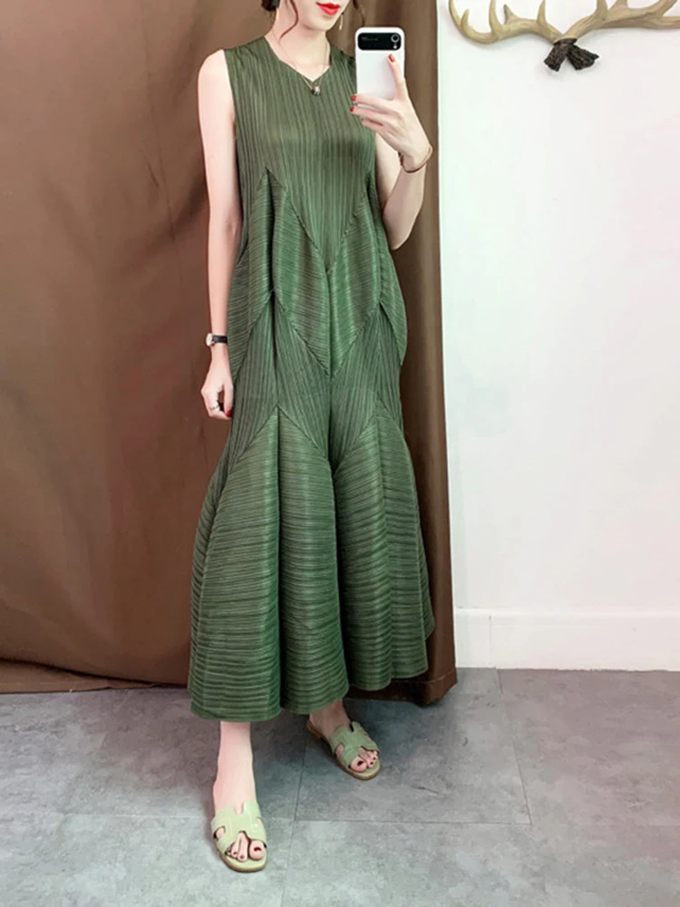 Женское плиссированное платье миаке свободное однотонное без рукавов с вырезом