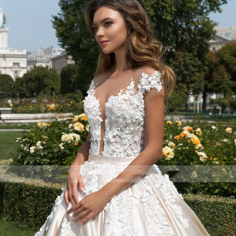 Женское кружевное свадебное платье бежевое принцессы с глубоким V-образным