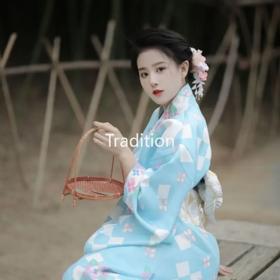 Женское кимоно в японском стиле голубое традиционное улучшенное летнее