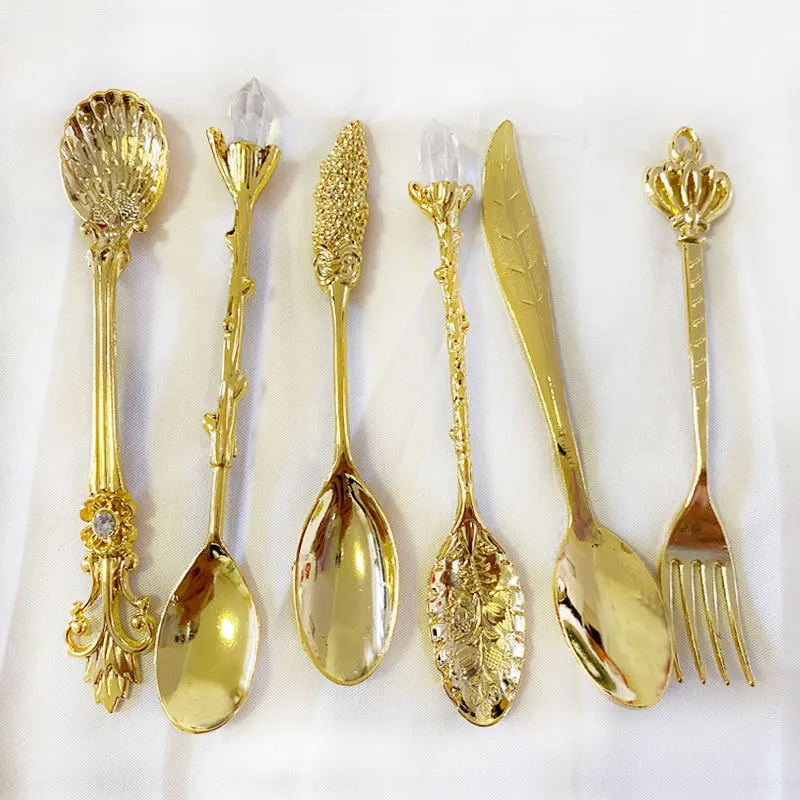 

6pcs Royal Style Vintage Spoons Dessert Fork Metal Gold Carved Coffee Snacks Fruit Prikkers Kitchen Tool Teaspoon Set Tableware