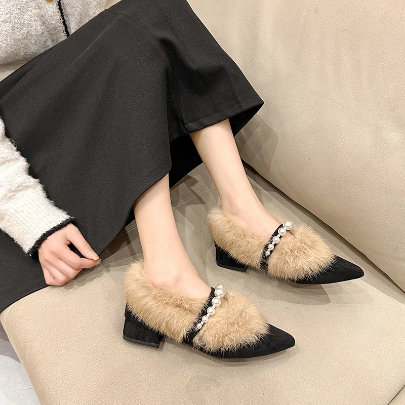 Женские туфли на среднем каблуке с острым носком и жемчугом украшенные бисером