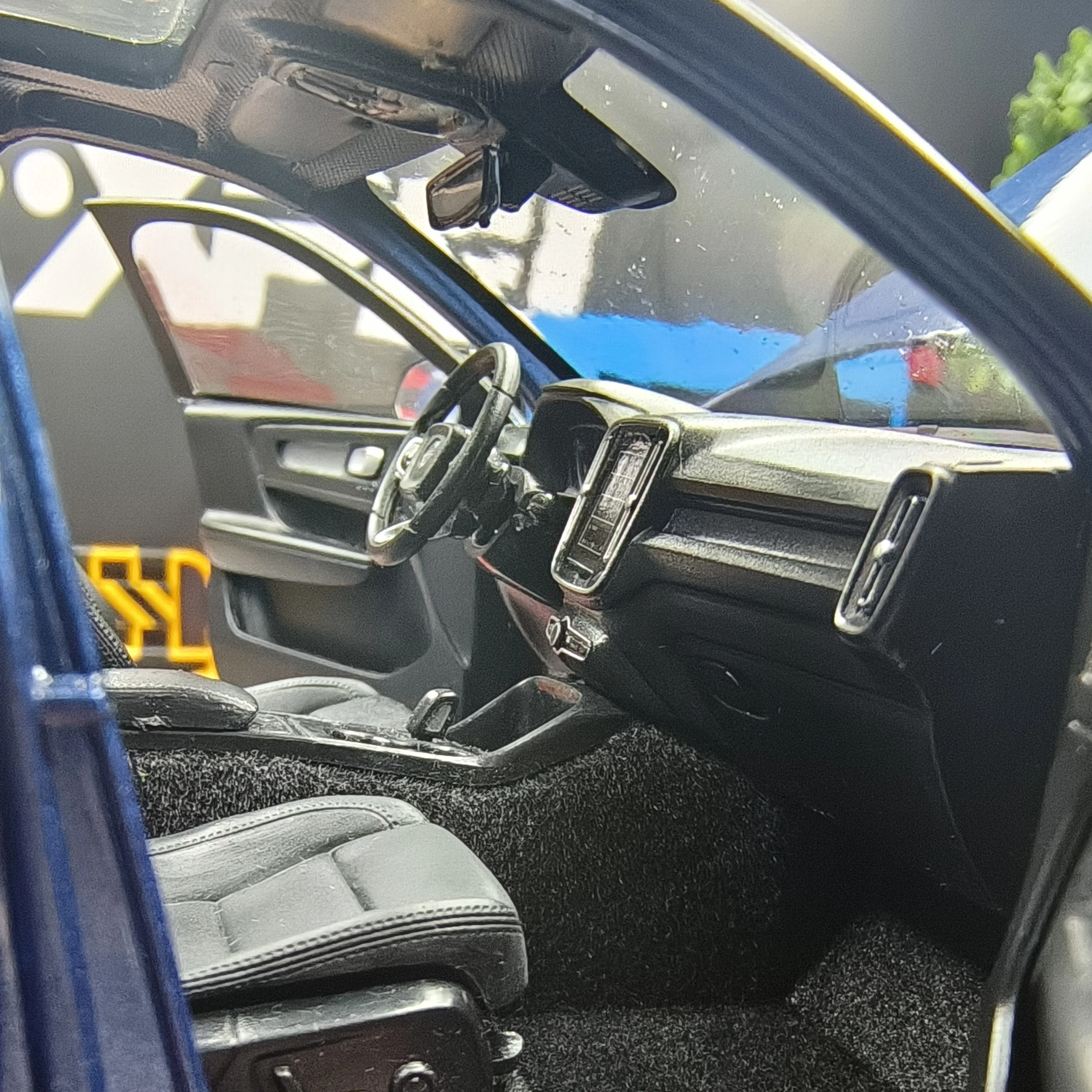 Фото Коллекционная модель автомобиля Volvo XC40 из литого металла в масштабе 1:18 с открывающимися дверями, сувенир, подарок, украшение для витрины №5