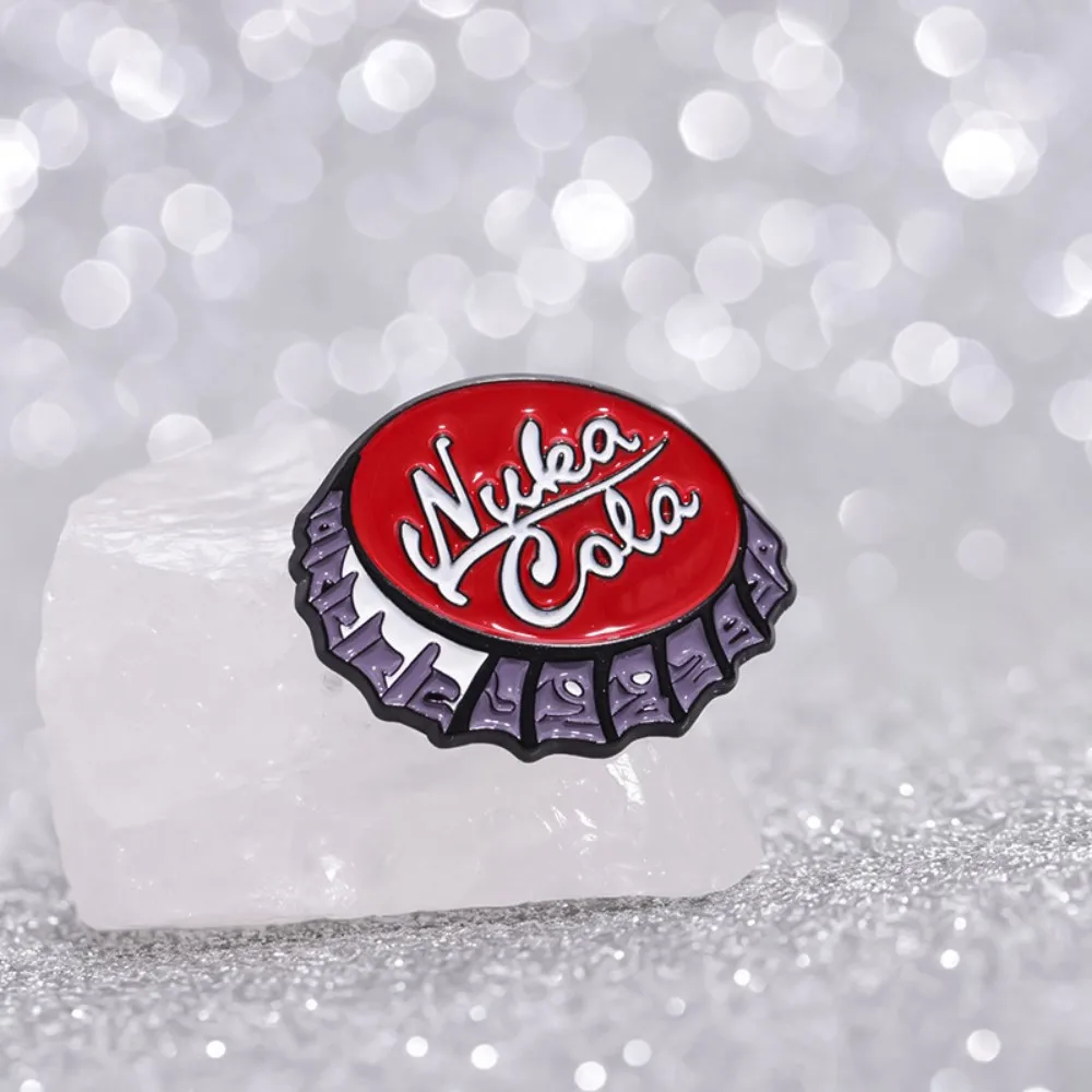 Фото Эмалированные булавки Nura Cola TM, креативные красные колпачки для бутылок кока-колы, значки на рюкзак, броши с лацканами, мультяшные украшения для друзей, подарок №4