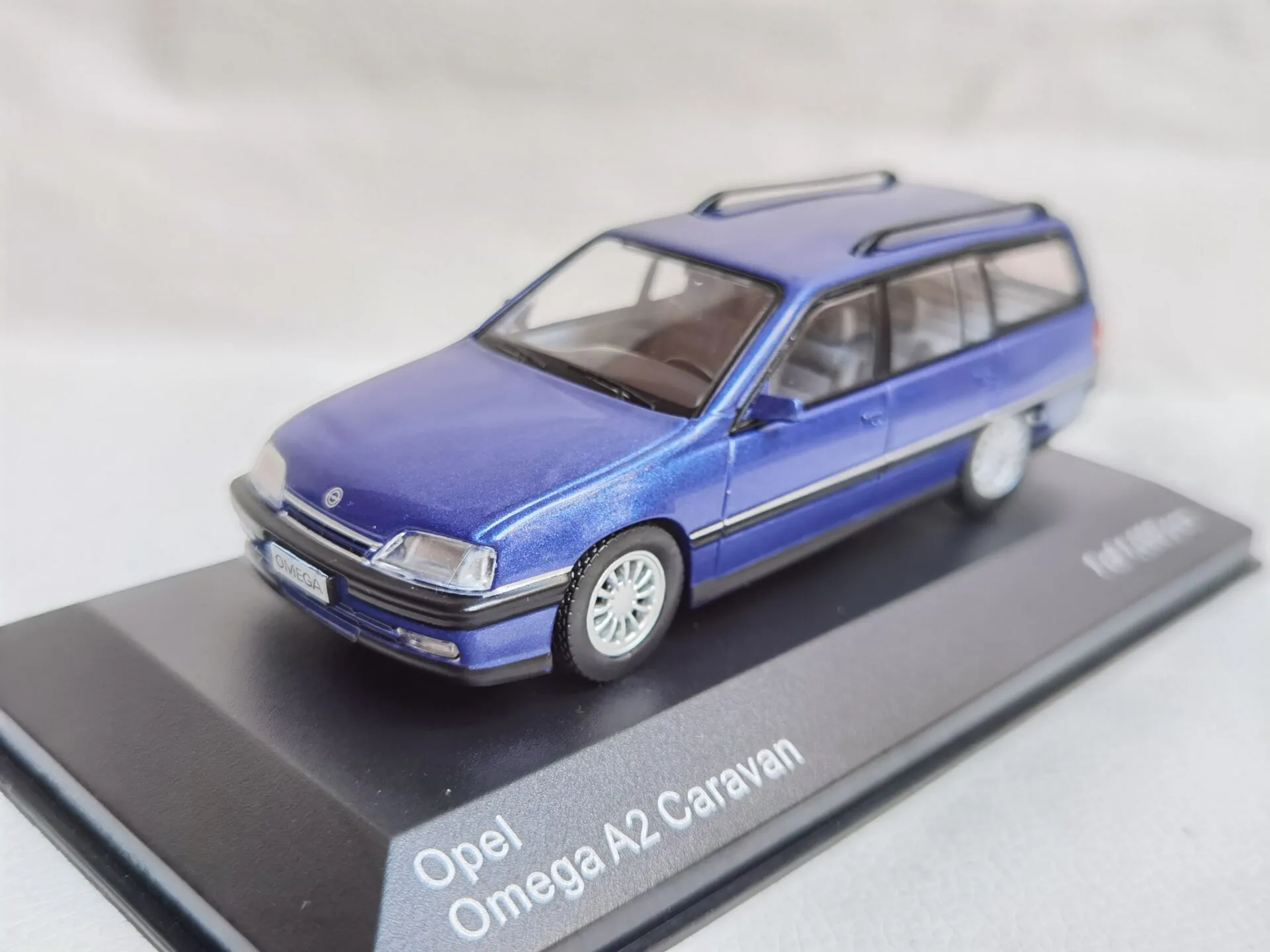 

WHITEBOX 1:43 For Opel Omega A2 Caravan Wagon Limited Edition Simulation Alloy Static Car Model Toys Gift