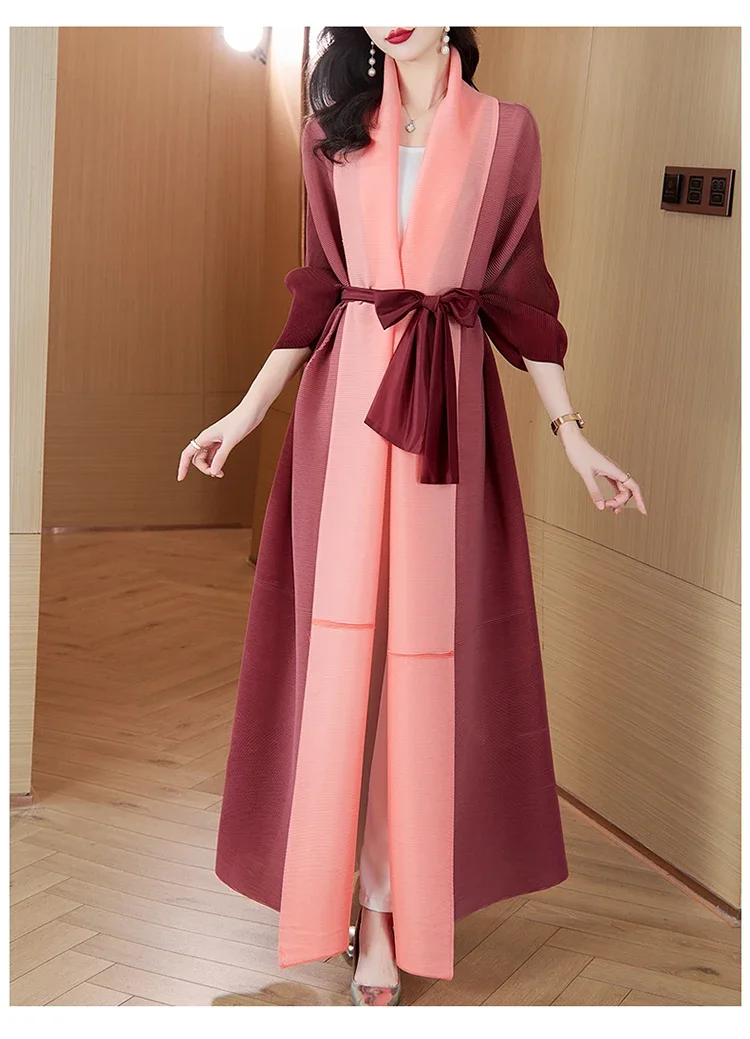 Плиссированный плащ с рукавами летучая мышь и заблокированным поясом