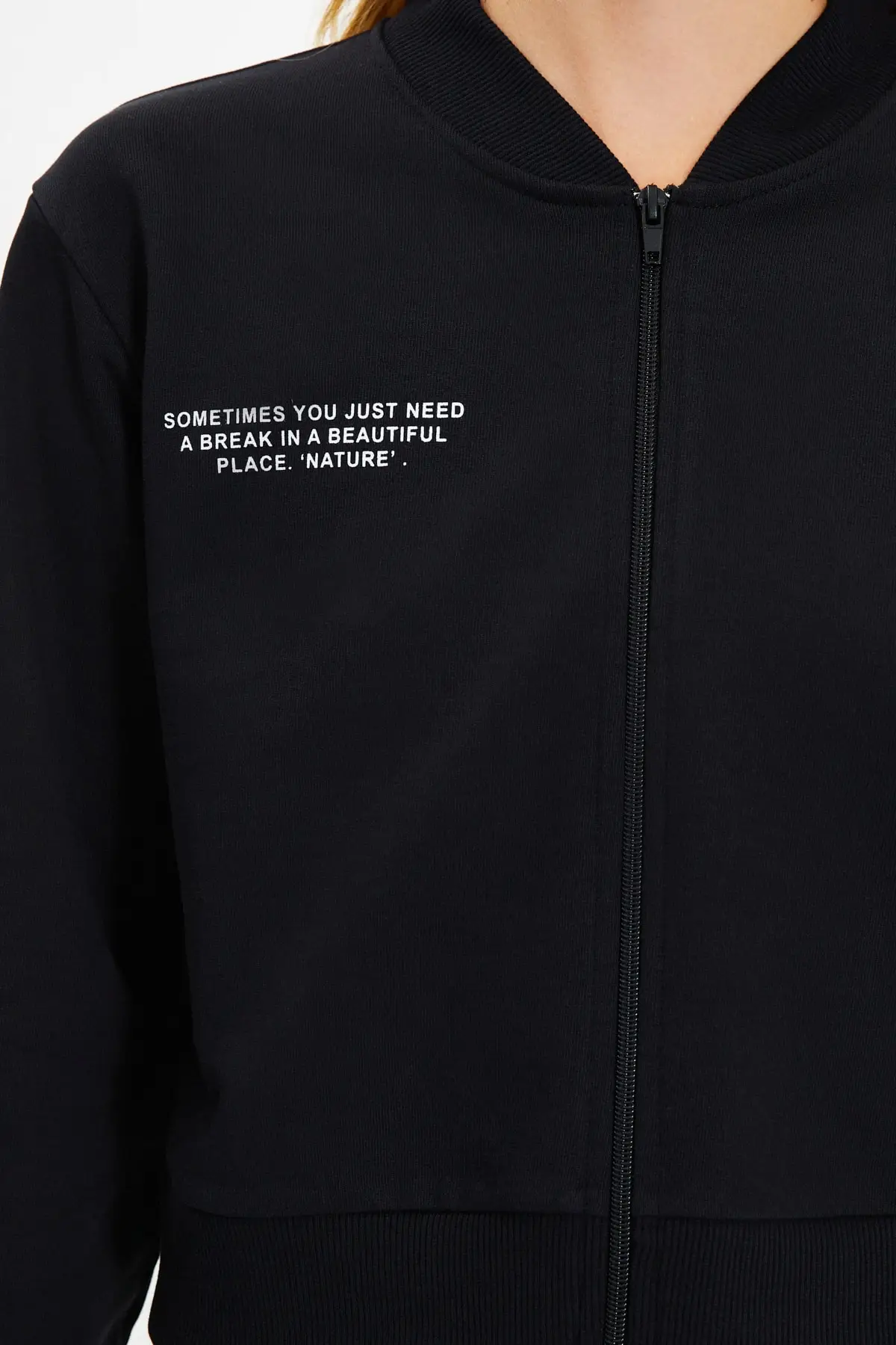 Облегающая трикотажная фуфайка с принтом Trendyol 100% органический хлопок TWOAW22SW0770 |