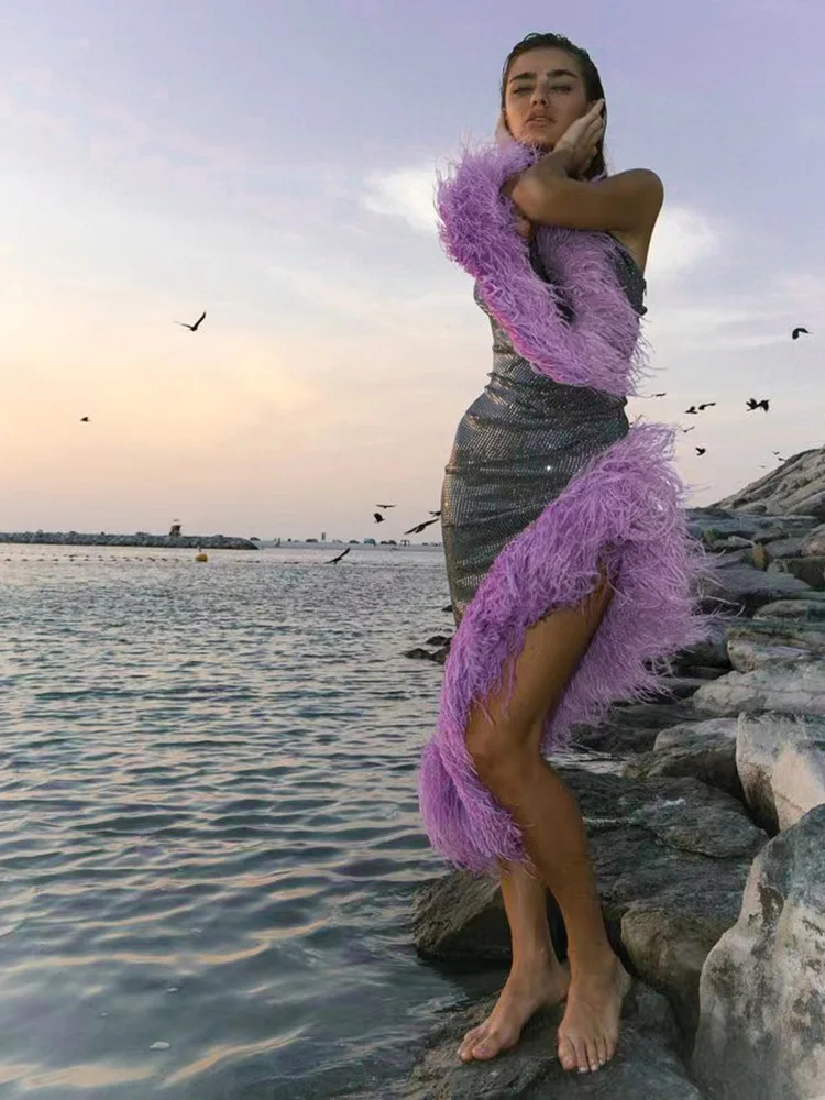 

Женское платье с одним открытым плечом, длинным рукавом и блестками