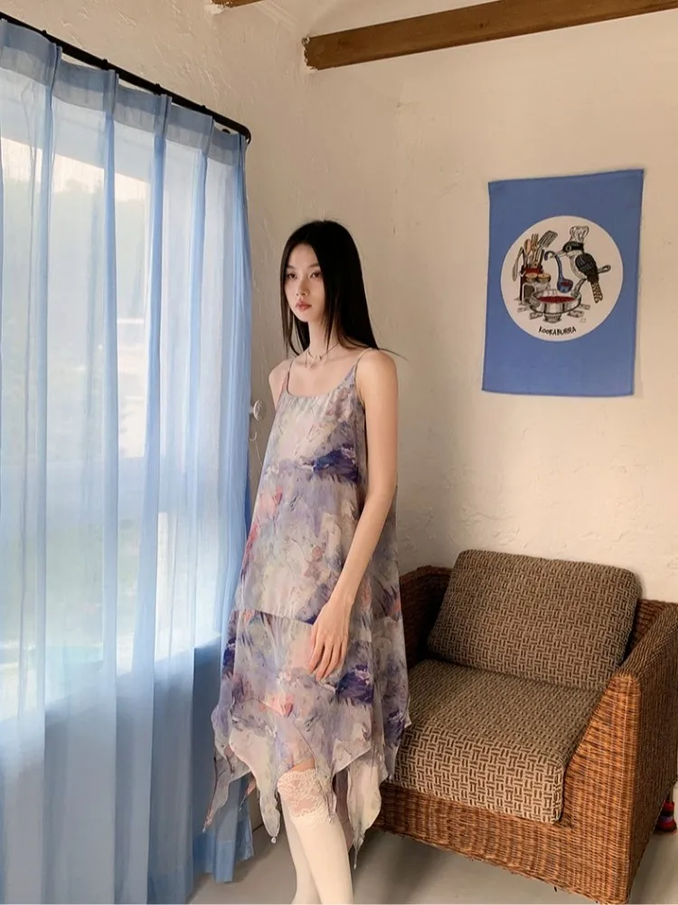 Женское платье с юбкой годе облегающее асимметричным подолом и принтом масляной