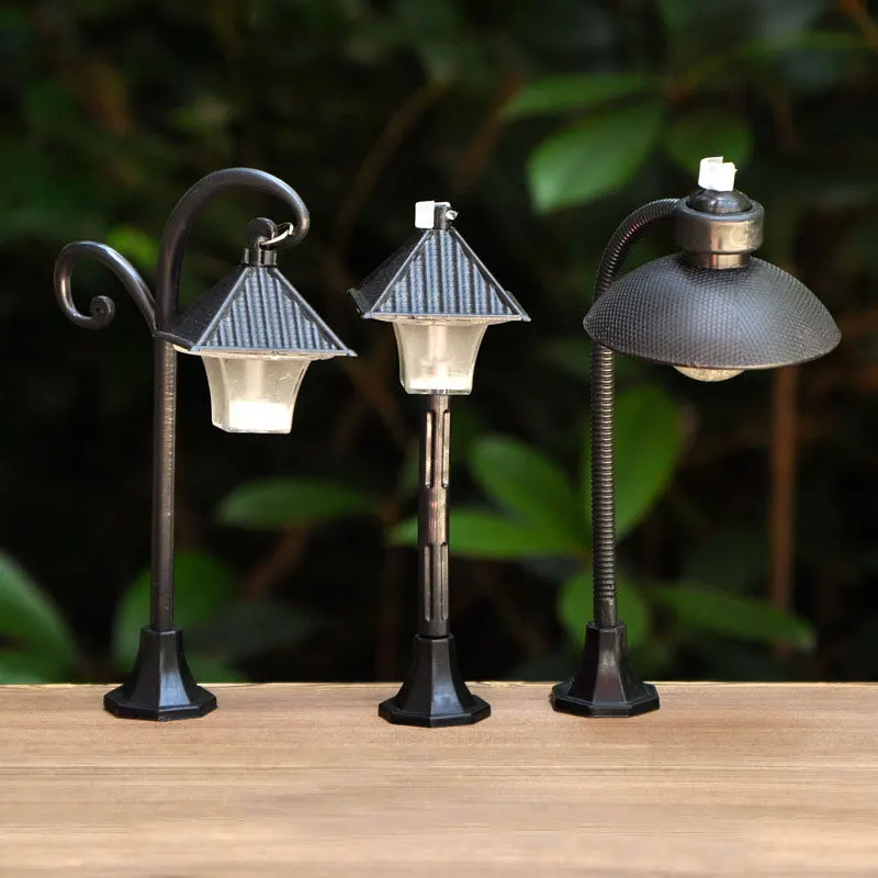 

Fairy Garden Figurine Ornament Model Lamp Mini Road Light Model Miniatures Resin Craft Retro LED Street Lamp Figurine Home Decor