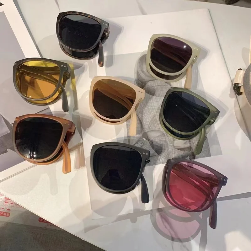 

Foldable Protection Trend and Ultra Light Carry Sunglasses Women Men Retro Round Frame Sunglasses
