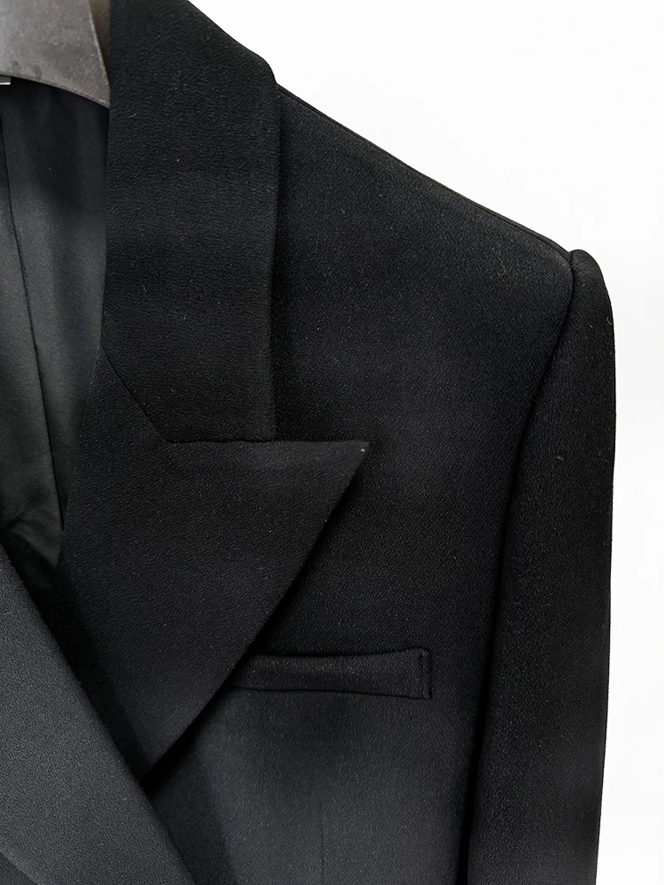 Женский двубортный блейзер с цветочной аппликацией