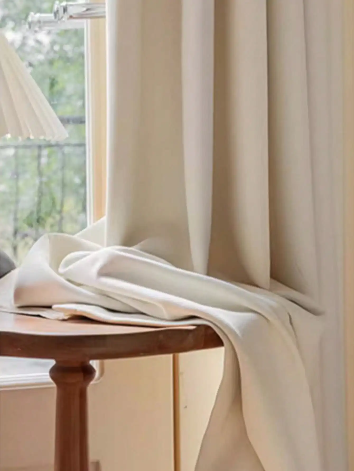 Светонепроницаемые занавески сплошного цвета в современном простом стиле