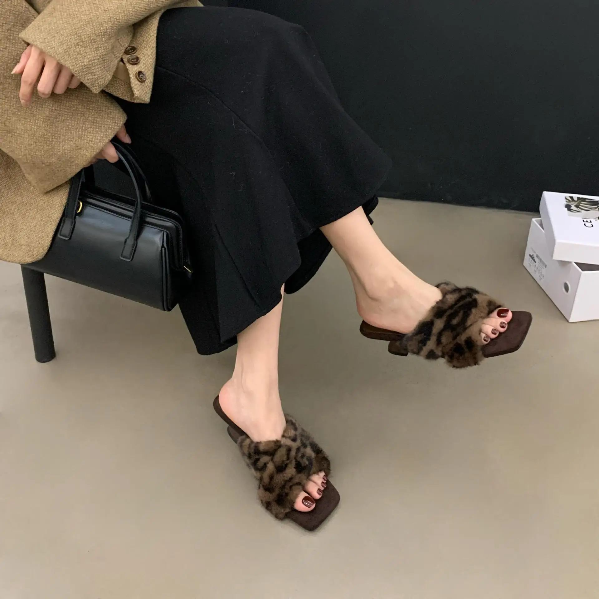 Леопардовая обувь плюшевые тапочки для взрослых из флока женские шлепанцы с