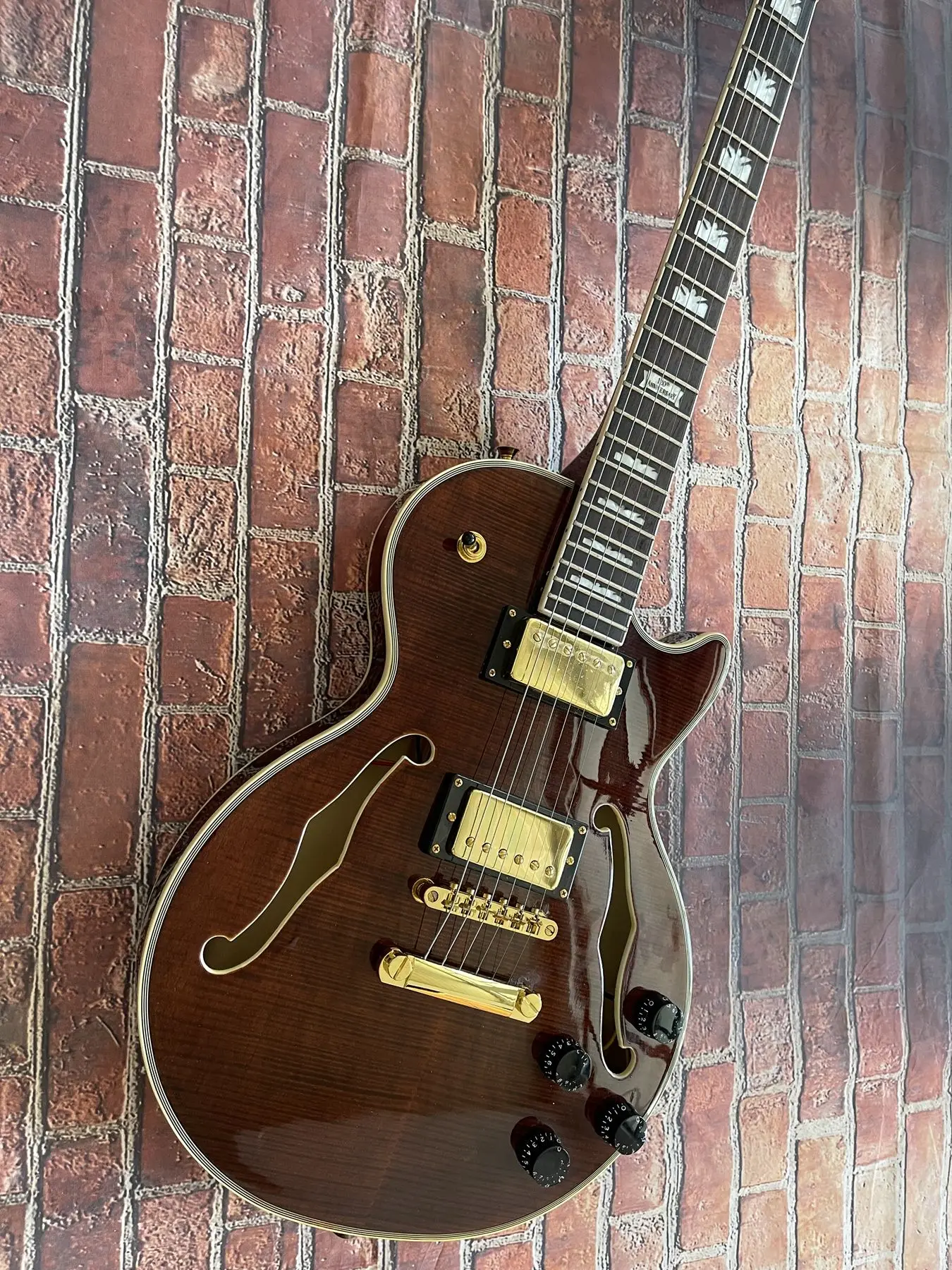 

Wine red F-hole, upgraded pickup, high-end boutique, new store opening, ultra-low price