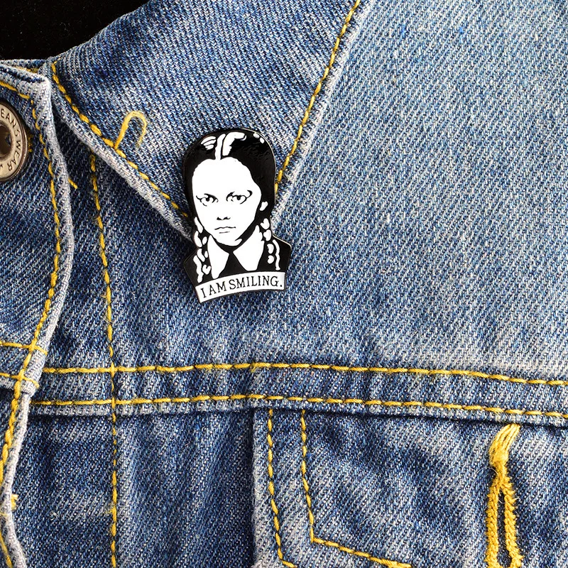 

Wednesday Addams I AM SMILING Cartoon Brooch Bag Shirt Decoration Bridesmaid Gift Badges Party Supplies
