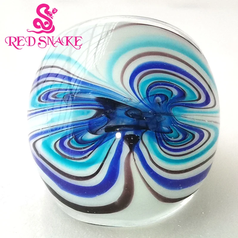 Модное белое заземление ручной работы с синим декоративным рисунком кольца из