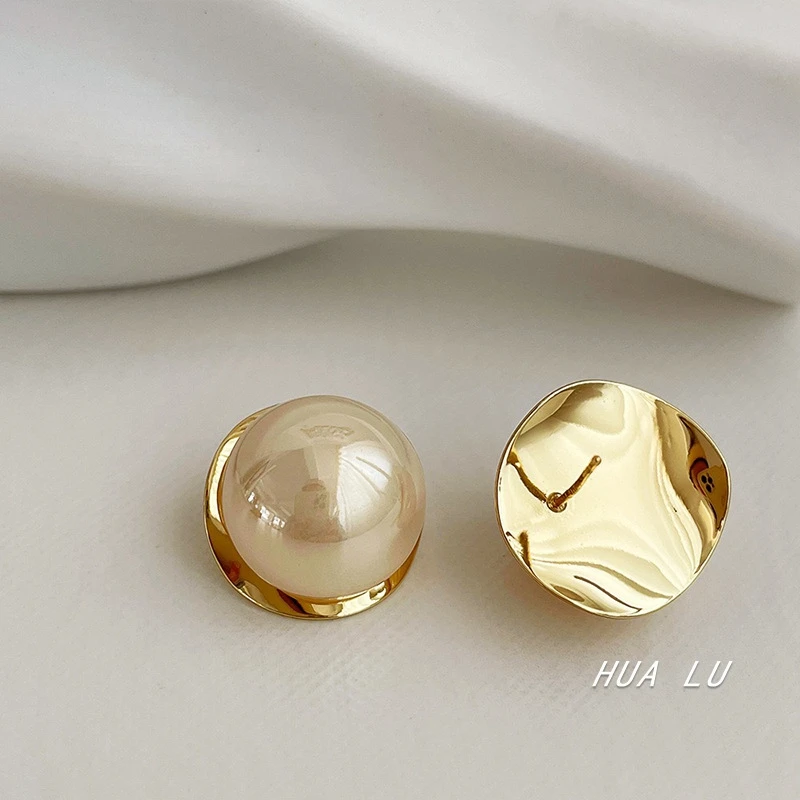 Simple Metal Pearl Round Stud Earrings for Women Girlfriend Trendy Elegant Piercing Wedding Travel Summer Statement Jewelry Gift