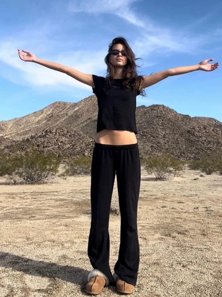 Черно-белая футболка coucou с круглым вырезом и открытыми плечами из органического