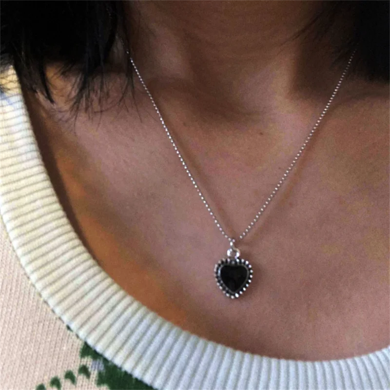 

Popular Jewelry Black Heart Pendant Necklace for Women Creaive Clavicle Chain