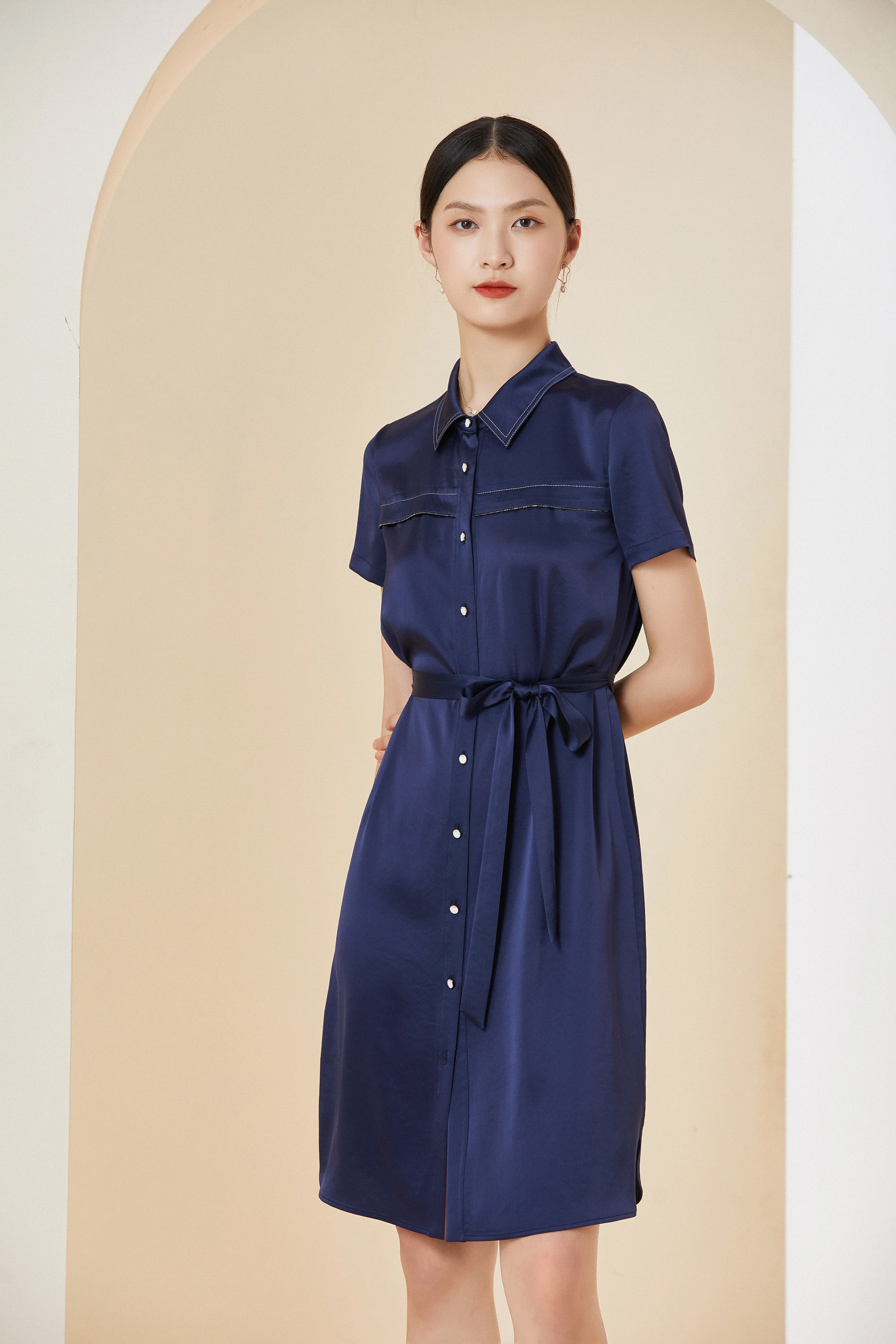 

Женское Летнее шелковое платье-рубашка со шнуровкой и воротником-поло